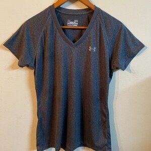 UNDER ARMOUR MEDIUM SEMI-FITTED GRAY V-NECK T-SHIRT / NEW WITHOUT TAG
